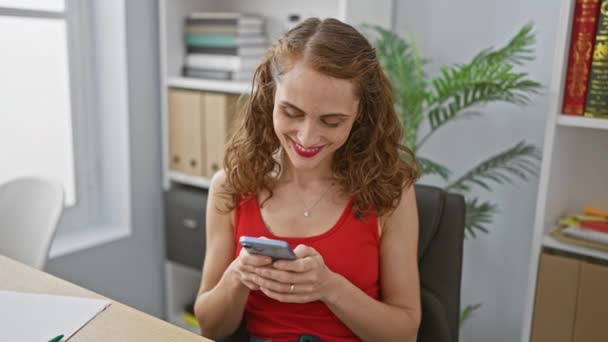 Beaming Jovem Mulher Confiante Positivo Gosta Mensagens Texto Seu Smartphone — Vídeo de Stock