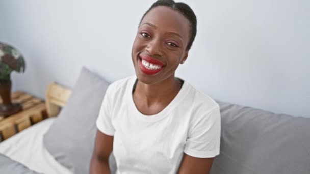 Весела Афроамериканка Розслабляється Комфорті Своєї Спальні Грайливо Дивлячись Крізь Пальці — стокове відео