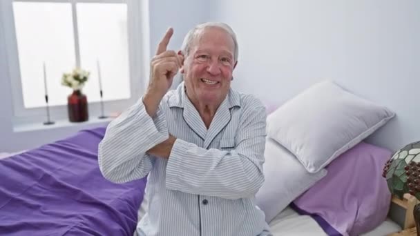 Веселый Пожилой Мужчина Полный Жизни Уверенно Указывающий Сторону Своей Уютной — стоковое видео