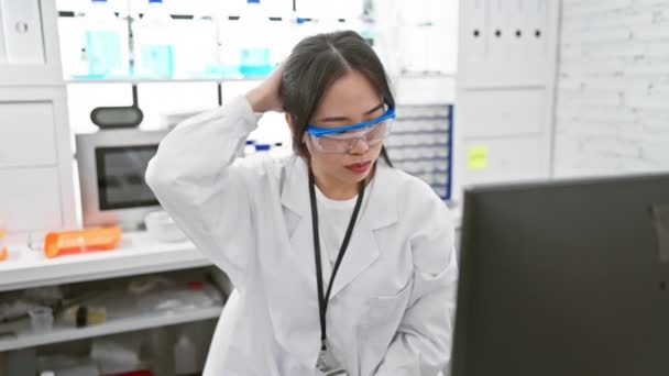 若い中国人女性科学者は疑い深く 研究室で混乱し 疑問の概念について疑問に思います — ストック動画