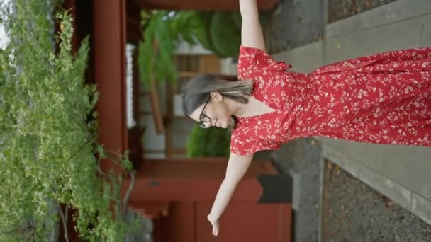 Радісна Іспаномовна Жінка Окулярах Охоплює Свободу Відкриті Руки Вітають Удачу — стокове відео