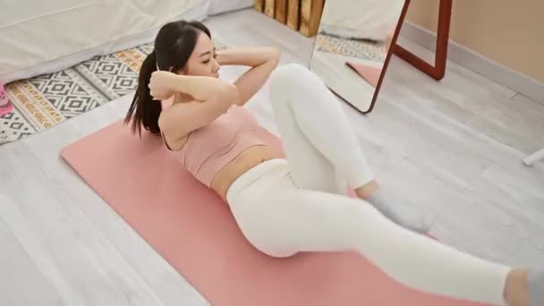 Азиатская Женщина Осуществляет Фитнес Помещении Розовый Коврик Йоги Концепция Здорового — стоковое видео