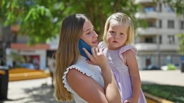 Madre Feliz Disfrutando Una Charla Parque Por Teléfono Con Hija — Vídeos de Stock