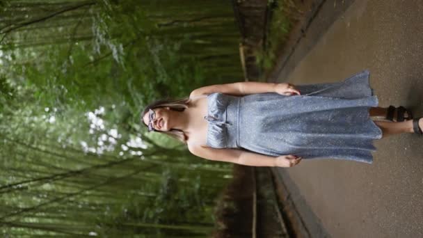 Gözlüklü Güzel Spanyol Kadın Kyoto Nun Yemyeşil Bambu Ormanlarının Arasında — Stok video