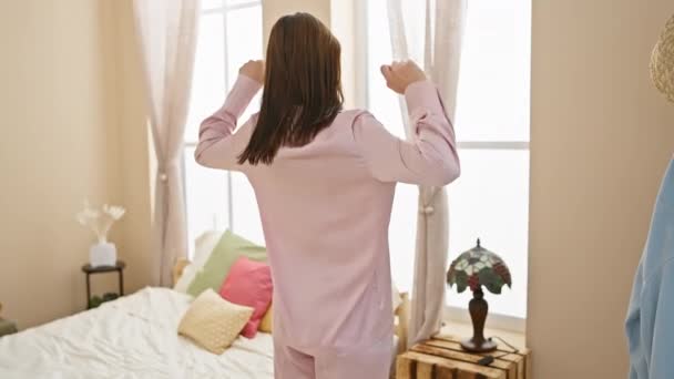 Μια Νεαρή Γυναίκα Ροζ Πιτζάμες Απλώνεται Μετά Ξύπνημα Στο Άνετο — Αρχείο Βίντεο