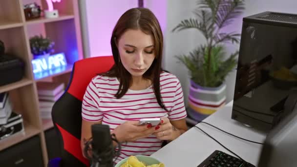 Έξυπνο Νεαρό Μελαχρινό Κορίτσι Αυτοπεποίθηση Χρησιμοποιεί Τηλέφωνο Στην Αίθουσα Παιχνιδιών — Αρχείο Βίντεο