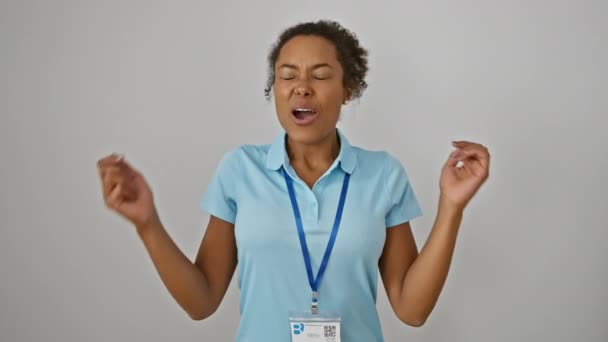 Užaslá Mladá Afro Americká Žena Otevřenými Ústy Vytřeštěnýma Očima Oblečená — Stock video