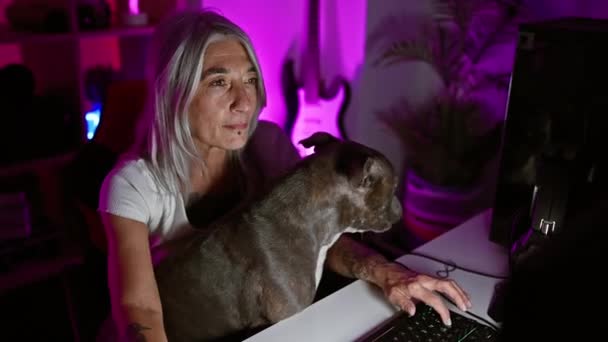 스트리머 여자와 사이버 게임의 세계로 다이빙 스트리밍 룸에서 강렬한 비디오 — 비디오