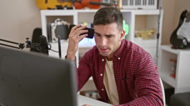 Canlı genç İspanyol erkek müzisyen, akıllı telefondaki bir sesli mesajı dinlemeye kendini kaptırdı. Vızıldayan müzik stüdyosundaki ritmik kaosun ortasında, tutkularının etkileyici bir portresi..