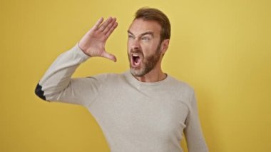 Öfkeli, orta yaşlı İspanyol bir adam, saf duygularla bağırıyor. Eli, sarı bir arka plana doğru çılgın çığlığını yükseltiyor.