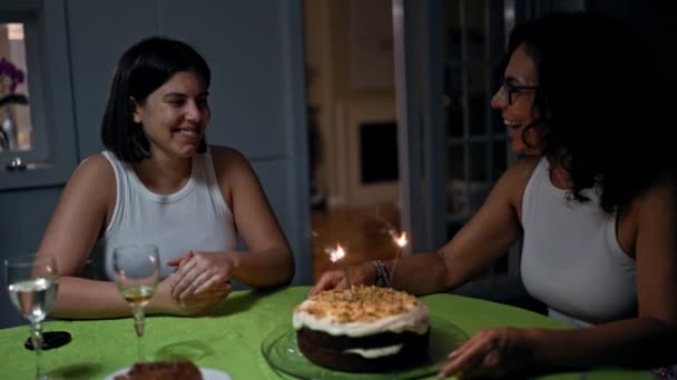 两个女人在舒适的室内环境中 一边吃着蛋糕 一边喝着起泡的葡萄酒 享受着欢庆的时刻 — 图库视频影像