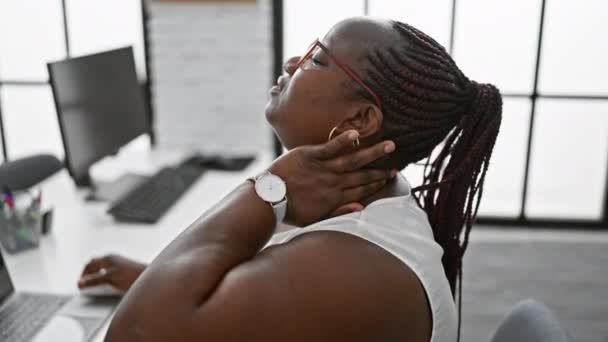 Κουρασμένη Αφροαμερικανίδα Επιχειρηματίας Που Νιώθει Έγκαυμα Υποφέρει Από Αυχενικό Πόνο — Αρχείο Βίντεο