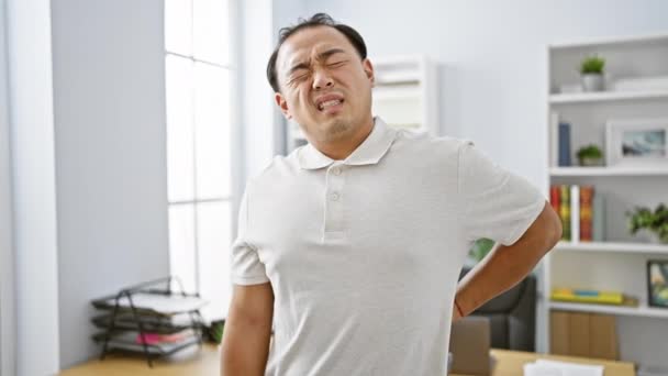 Besorgter Junger Chinesischer Geschäftsmann Der Unter Starken Rückenschmerzen Leidet Während — Stockvideo