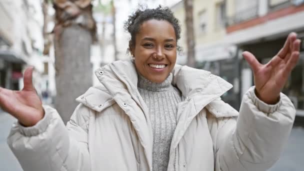 Kıvırcık Saçlı Gülümseyen Afrikalı Amerikalı Bir Kadın Şehir Sokaklarında Ceket — Stok video
