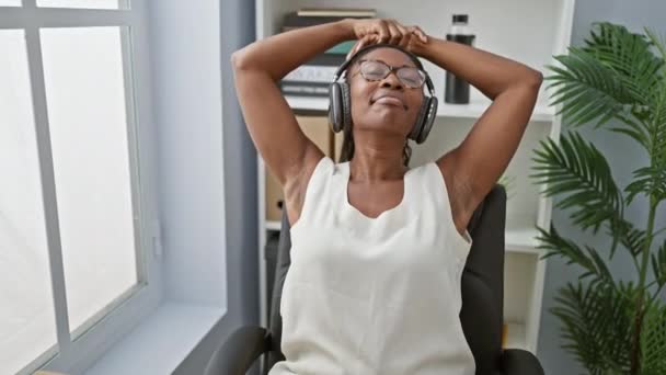 Mujer Relajada Disfrutando Música Con Auriculares Una Oficina Moderna Encarnando — Vídeos de Stock