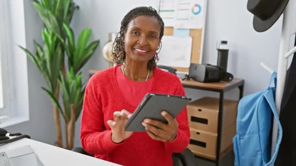 Mujer Afroamericana Sonriente Vestida Rojo Usando Tableta Entorno Oficina Moderno — Vídeo de stock