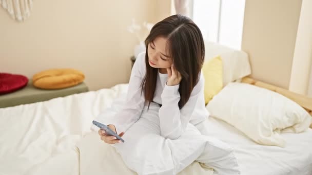 Ung Asiatisk Kvinna Som Använder Smartphone Sitt Väl Upplysta Sovrum — Stockvideo