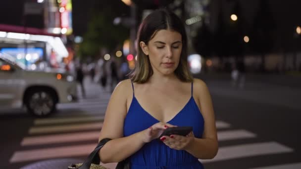Hermosa Mujer Hispana Absorta Una Conversación Telefónica Seria Usando Teléfono — Vídeos de Stock