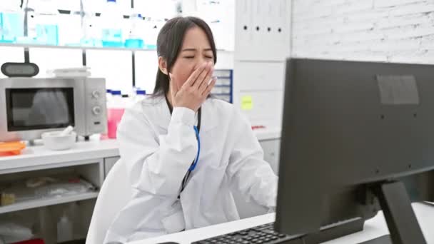 Jeune Scientifique Chinoise Privée Sommeil Bâillant Couvrant Bouche Avec Main — Video