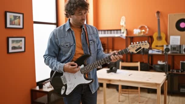 Випадковий Чоловік Грає Гітарі Сучасній Музичній Студії Інструментами Обладнанням Запису — стокове відео