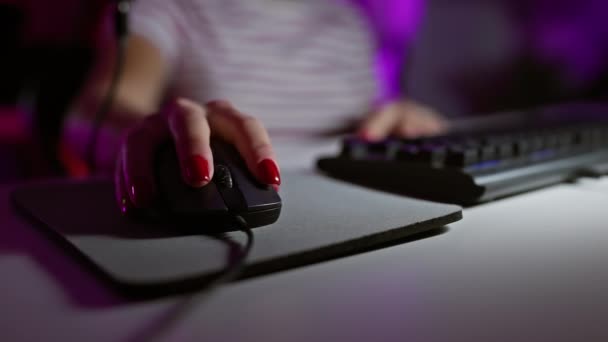 Close Unei Femei Care Joacă Noaptea Accent Mâna Folosind Șoarece — Videoclip de stoc