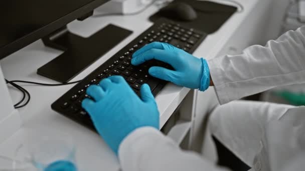 现代实验室环境下穿着实验室外套 手套键盘打字的科学家 — 图库视频影像