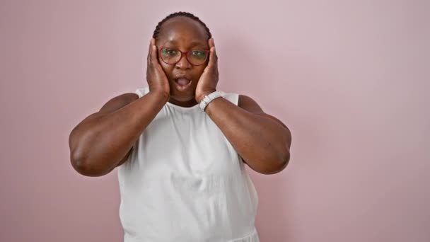 Χαρούμενη Αφροαμερικανή Γυναίκα Κοτσίδες Casual Ένδυμα Στέκεται Κατάπληκτη Εκφράζει Χαρούμενα — Αρχείο Βίντεο