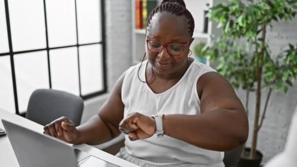 자신감 아프리카계 미국인 그녀는 그녀의 시계에 타이머에 사랑스럽게 눈으로 우아한 — 비디오