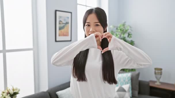 Genç Asyalı Bir Kadın Elleri Ile Bir Kalp Oluşturuyor Parlak — Stok video