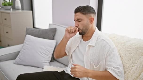 Junger Arabischer Mann Unwohl Aussehend Von Erkältung Oder Bronchitis Gepackt — Stockvideo