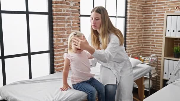 Pacient Drăguț Clinică Pediatru Care Măsoară Temperatura Febrei Folosind Termometru — Videoclip de stoc