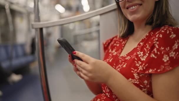 쾌활한 히스패닉 아름다움을 안경에 지하철에 행복하게 지하철 행복하게 그녀의 스마트 — 비디오