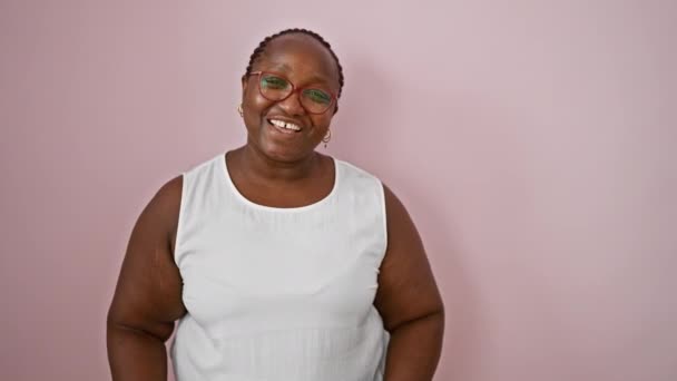 Αυτοπεποίθηση Αφροαμερικανή Γυναίκα Χαμογελώντας Και Μιλώντας Πάνω Από Ροζ Απομονωμένη — Αρχείο Βίντεο