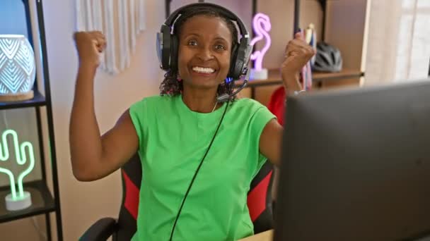 Eine Fröhliche Frau Mit Kopfhörern Feiert Einem Neonbeleuchteten Spielzimmer Hause — Stockvideo