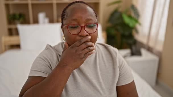 Εξαντλημένη Αφροαμερικανή Που Κάθεται Στο Άνετο Κρεβάτι Χασμουριέται Ένα Βαρύ — Αρχείο Βίντεο
