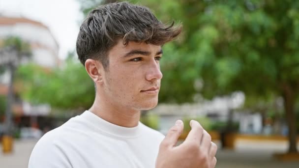 Adolescente Hispano Agotado Frotando Los Ojos Con Picazón Medio Naturaleza — Vídeo de stock