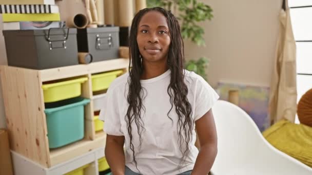 Una Mujer Afroamericana Sonriente Con Pelo Rizado Sosteniendo Pinceles Pie — Vídeos de Stock