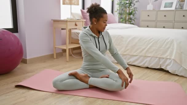 Afroamerikanerin Praktiziert Yoga Einer Ruhigen Schlafzimmerumgebung Die Wellness Und Aktivitäten — Stockvideo