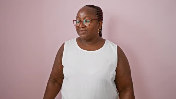 Σοκαρισμένη Συν Μέγεθος Αφροαμερικανή Γυναίκα Τυχαία Στέκεται Πρόσωπο Εκφράζει Έκπληξη — Αρχείο Βίντεο