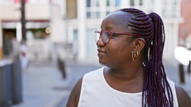 Уверенная Африканская Американка Стоящая Городской Улице Излучающая Радость Позитивность Заразительный — стоковое видео