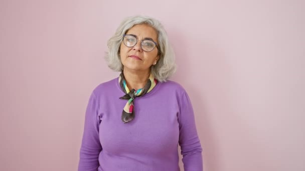 Mujer Mediana Edad Con Confianza Las Gafas Comprobar Tiempo Reloj — Vídeos de Stock