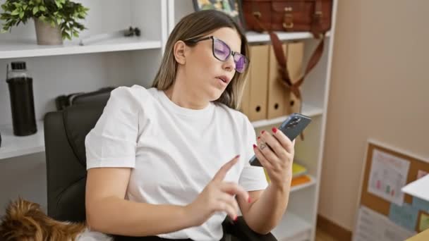 Una Donna Ispanica Preoccupata Occhiali Usando Uno Smartphone Mentre Seduta — Video Stock