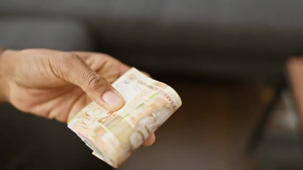 Närbild Hand Som Presenterar Sydafrikanska Rand Valuta Inomhus Vilket Tyder — Stockvideo