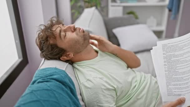 Sakallı Yorgun Bir Adam Kanepede Dinleniyor Evrakları Tutuyor — Stok video