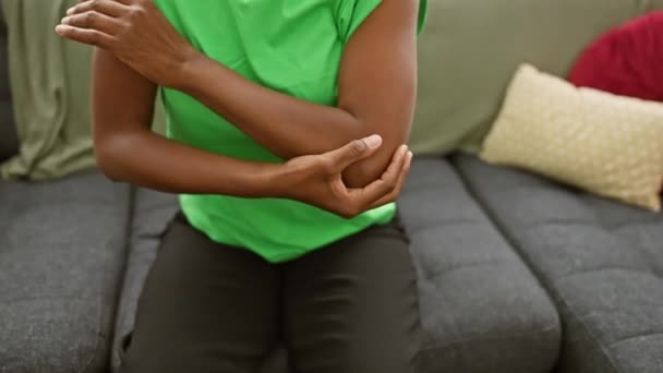 Mature Black Woman Green Shirt Feels Elbow Pain While Sitting — Stock Video