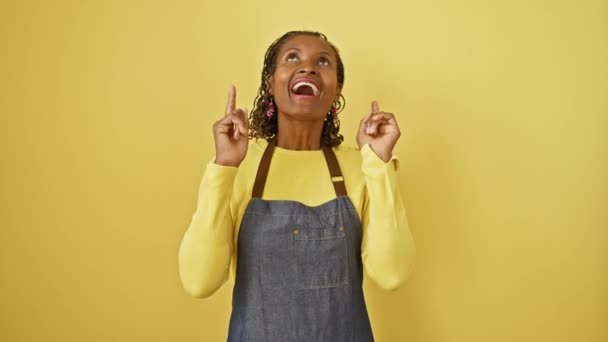 Vreugdevolle Afro Amerikaanse Vrouw Van Middelbare Leeftijd Zelfverzekerd Verbaasd Opvallend — Stockvideo