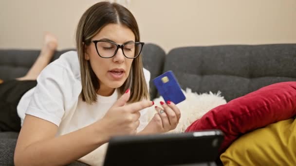 Překvapená Mladá Žena Brýlemi Ruce Kreditní Kartu Při Pohledu Digitální — Stock video