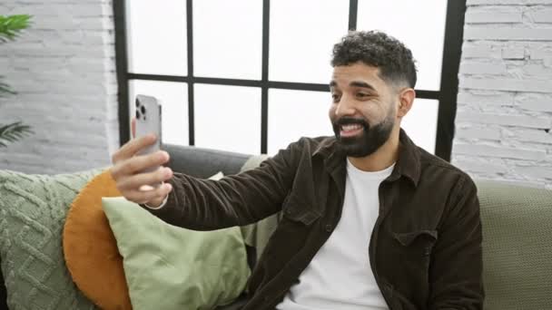 Schöner Junger Mann Mit Bart Macht Ein Selfie Drinnen Lächelt — Stockvideo