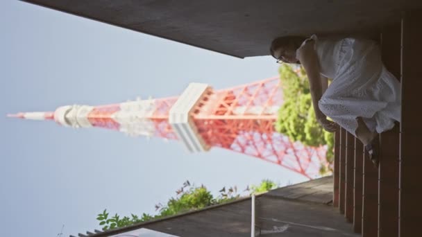 美しいヒスパニック女性が階段にあたる 東京の有名なタワースポットの都市近代の肖像画 — ストック動画