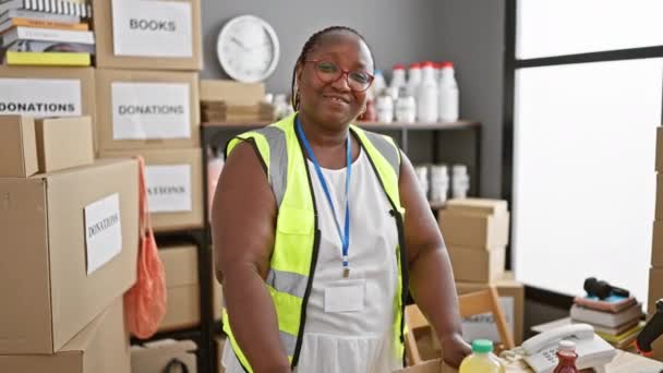 Selbstbewusste Afrikanisch Amerikanische Freiwillige Lächelnd Und Stolz Charity Center Stehend — Stockvideo